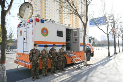 山西省人防辦信息保障中心值守人員肅立默哀，向英雄致敬、愿逝者安息